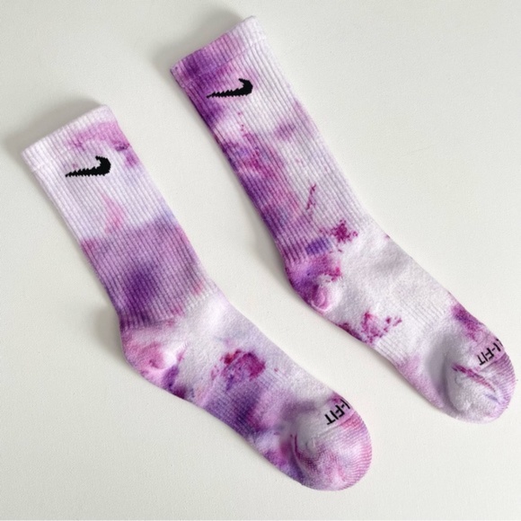 SOLD - Nike Tie Dye Women’s 6-10 Crew Socks Dri Fit Purple White Medium - Picture 3 of 5